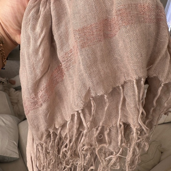 Blush Cream linen scarf - Picture 12 of 12